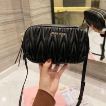 先行販売 シンプル＋多機能 ミュウミュウコピー 2026秋冬 ミュウミュウ MIUMIU 3色可選 斜め掛けバッグ ショルダー 調節可能.43..43.