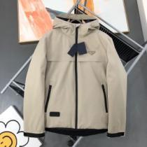 プラダ PRADA 軽量ダウンジャケット 保温性を発揮する 3色可選 プラダコピー ブランド 大絶賛の履き心地! フードづき 2026秋冬 肌寒い季節に欠かせない