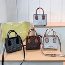 圧倒的な高級感 シンプルな外観 小型 軽量 2026秋冬 マイケルコース Michael Kors 4色可選 手持ち&ショルダー掛け 海外セレブ愛用.74.