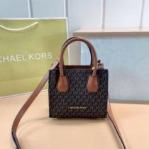 圧倒的な高級感 シンプルな外観 小型 軽量 2026秋冬 マイケルコース Michael Kors 4色可選 手持ち&ショルダー掛け 海外セレブ愛用.74.