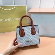 圧倒的な高級感 シンプルな外観 小型 軽量 2026秋冬 マイケルコース Michael Kors 4色可選 手持ち&ショルダー掛け 海外セレブ愛用.74.
