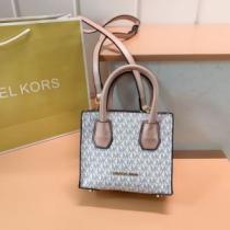 圧倒的な高級感 シンプルな外観 小型 軽量 2026秋冬 マイケルコース Michael Kors 4色可選 手持ち&ショルダー掛け 海外セレブ愛用.74.