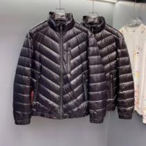 プラダスーパーコピー 激安 プラダ PRADA スリムなシルエットデザイン 軽量ダウンジャケット フィルパワーの高い 耐久性に優れ 2026秋冬 2色可選