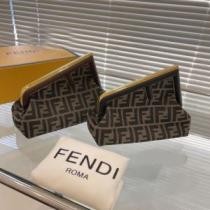 セカンドバッグ 海外限定ライン フェンディスーパーコピー 2026秋冬 フェンディ FENDI 斜め掛けバッグ レディースバッグ 売れ筋のいい.150.