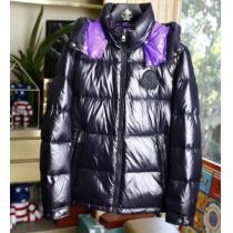 モンクレール MONCLER コーデ 知的なムードを演出 2025秋冬 モンクレールブランド 偽物 通販 4色可選 メンズ ダウンジャケット 目が覚めるような鮮やかな色