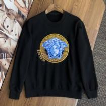 3色可選 2026早春 ヴェルサーチVERSACE プルオーバーパーカー 上品な輝きを放つ形 ヴェルサーチコピーブランド プリントパーカ 秋着用 防寒