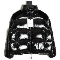 モンクレール MONCLER 軽量ダウンジャケット 高級感を引き立てる モンクレールスーパーコピー 2026秋冬 耐久性に優れ コーデに合わせ 光沢のある