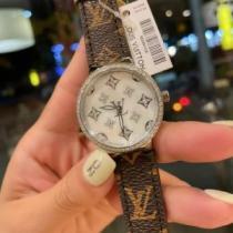 多色選択可 女性用腕時計 ダイヤベゼル 存在感のある 2026早春 ルイ ヴィトン LOUIS VUITTON 牛革布地ベルト ミネラルガラス ルイ ヴィトンブランド コピー.195.