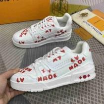 2026新作 ルイ ヴィトンコピーブランド 今一番HOTな新品 クッション加工 ルイ ヴィトン LOUIS VUITTON 優しい履き心地 ランニングシューズ