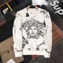 オリジナルプリント 程よい厚み ヴェルサーチブランド コピー 防寒 数に限りがある 2026新作 VERSACE プルオーバーパーカー 2色可選