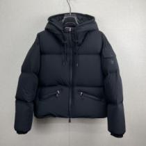 フィルパワーの高い モンクレールブランド コピー モンクレール MONCLER 革ダウンジャケット 2026新作 人目を惹くデザイン 保温効果は抜群 