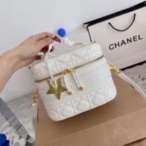 豊富なサイズ 2026新作 ディオール DIOR 化粧ポーチ ディオールスーパーコピー 激安 大容量 高級感を備えている 4色可選.58.