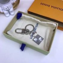 2026新作 ルイ ヴィトン LOUIS VUITTON キーホルダー 四角 ルイ ヴィトンスーパーコピー 激安 オリジナルデザイン きらめく 人気販売中