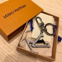 豪華 ダイヤ級の輝き ダイヤ級の輝き ルイ ヴィトンブランドコピー 2026新作 ルイ ヴィトン LOUIS VUITTON キーホルダー イニシャル