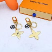 ルイ ヴィトンブランド コピー キーホルダー 四角 コンビカラー 大好評 2026新作 ルイ ヴィトン LOUIS VUITTON