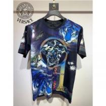 プリント 優しいフィット感 ラウンドネック 半袖Tシャツ 最安値に挑戦 バリエーションに富む ヴェルサーチコピー 2026新作 ヴェルサーチVERSACE