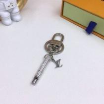 キーホルダー 2026新作 ルイ ヴィトン LOUIS VUITTON 繊細な細工 ユニークキーボルダー ルイ ヴィトンコピーブランド 今買い◎得 きらめく プレミアム