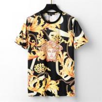爆買い2026 肌触りの気持ちい〜 ヴェルサーチスーパーコピー 激安 VERSACEコピー ブランド半袖Tシャツ個性派 