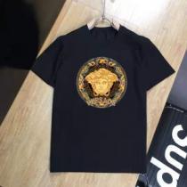  VERSACEコピー ブランド半袖Tシャツ 快適な着心地をキープ 激安大特価2026 ヴェルサーチスーパーコピー 激安 高級感ある