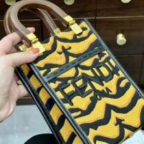 FENDIブランド 偽物 通販 2026新作 愛らしさ抜群！活躍のバッグ なめらかな手触りのバッグ 手持ち&ショルダー掛け 小型 軽量.150.