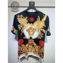 オリジナル 2026春夏 半袖Tシャツ 着心地満点 肌に馴染みやすい デザイン性の高い プリント お洒落な存在感 ヴェルサーチスーパーコピー 激安