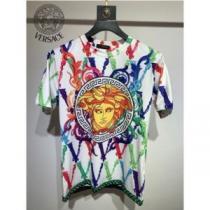 2色可選 数に限りがある 半袖Tシャツ デザイン性の高い 超目玉 2026新作 ヴェルサーチスーパーコピー