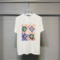 ラックスした雰囲気 半袖Tシャツ 2色可選 高級感を備えている LOUIS VUITTONコピー 2026春夏 プリント 着心地満点