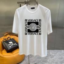 着心地満点 おしゃれに絶大な人気の ヴェルサーチコピー 半袖Tシャツ 2026春夏 プリント 2色可選