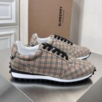 スニーカー 2026新作 極上の着心地 BURBERRYブランド コピー 底にラバーが貼ってある 滑りにくい