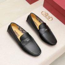 FERRAGAMOスーパーコピー 激安 2026新作 モカシン 大人の雰囲気抜群 存在感のある