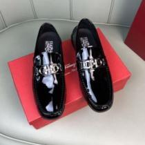 2026新作 ローファー FERRAGAMOスーパーコピー デザイン性の高い エナメル革