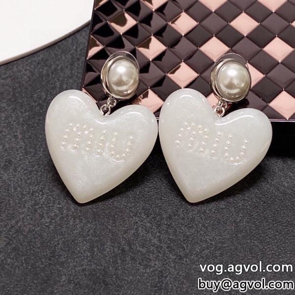 MIUMIU完璧偽物 ブランド 販売大人買い必須なこの秋冬優しい印象を与えてくれイヤリング