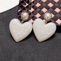 MIUMIU完璧偽物 ブランド 販売大人買い必須なこの秋冬優しい印象を与えてくれイヤリング