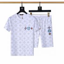 TシャツVIP価格　海外発冬の最旬スタイルを楽しいLOUIS VUITTONブランド レプリカ