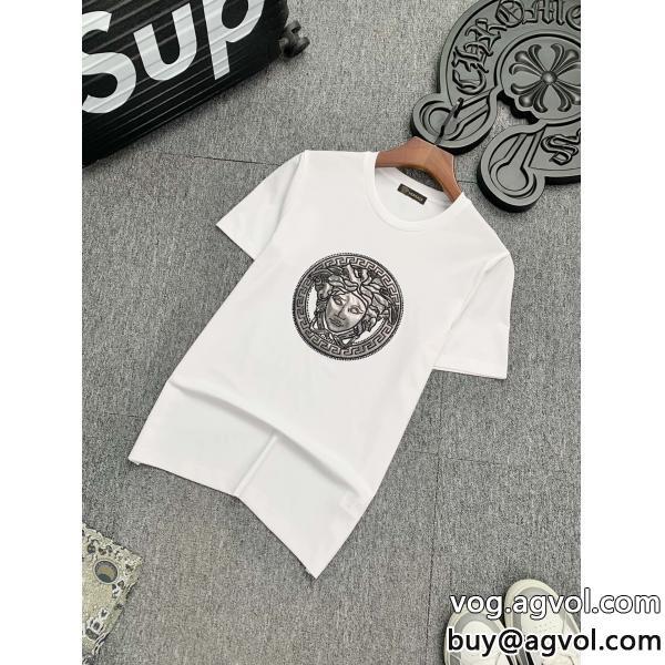 人気急上昇中きれいめコーデに変身半袖TシャツVERSACEブランド 偽物