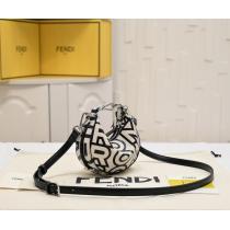 フェンディロゴがかっこいい販路限定モデルブランド 品 コピーバッグ