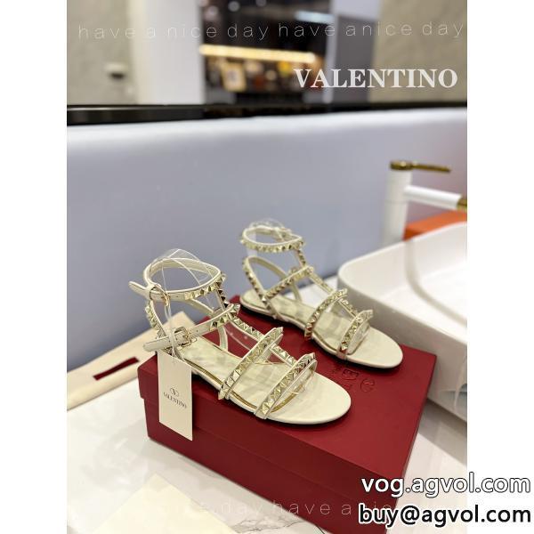 サンダルコピー 商品 販売VALENTINO高級感あるカジュアルスタイルを軽快に