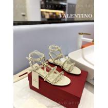 サンダルコピー 商品 販売VALENTINO高級感あるカジュアルスタイルを軽快に