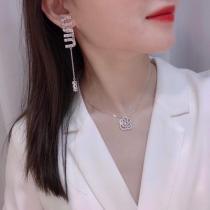 ピアス激安 通販 ブランドMIUMIUカジュアルを一歩大人に奥行きのある