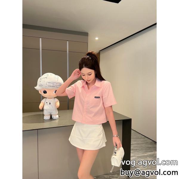 MIUMIU半袖シャツ激安 ブランドおしゃれに着こなせる都会的な印象のスタイル