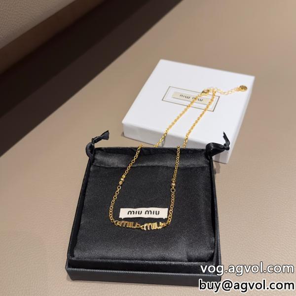 ネックレスコピー 通販MIUMIU春先に注目を集めるクラシカルな雰囲気