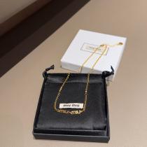 ネックレスコピー 通販MIUMIU春先に注目を集めるクラシカルな雰囲気