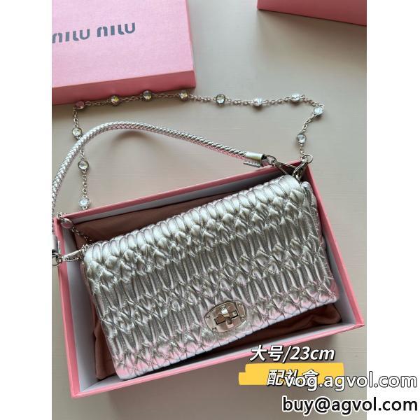 ブランド 激安希少なアイテムトップスからチラ見える安心MIUMIUバッグ