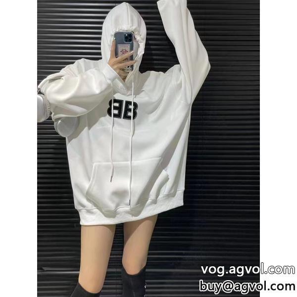 品のよさを感じさきれいめな印象で着こなしbalenciagaコピー 通販パーカー