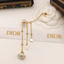 DIORトップスからチラ見える安心人気話題スーパー コピー  イヤリング