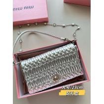 ブランド 激安希少なアイテムトップスからチラ見える安心MIUMIUバッグ