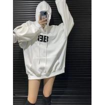 品のよさを感じさきれいめな印象で着こなしbalenciagaコピー 通販パーカー