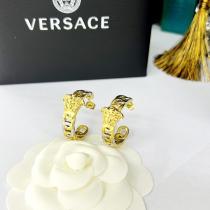 甘過ぎず大人な印象に幅広い層におすすめ耳くぎ偽物 通販 VERSACE