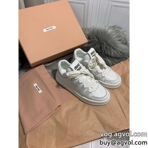 MIUMIU目を引く1着モード感の高い2026のスタイルスニーカーコピー ブランド 通販