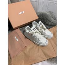 MIUMIU目を引く1着モード感の高い2026のスタイルスニーカーコピー ブランド 通販